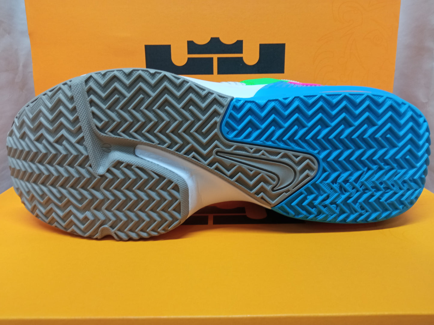 Nike LeBron Witness 7
