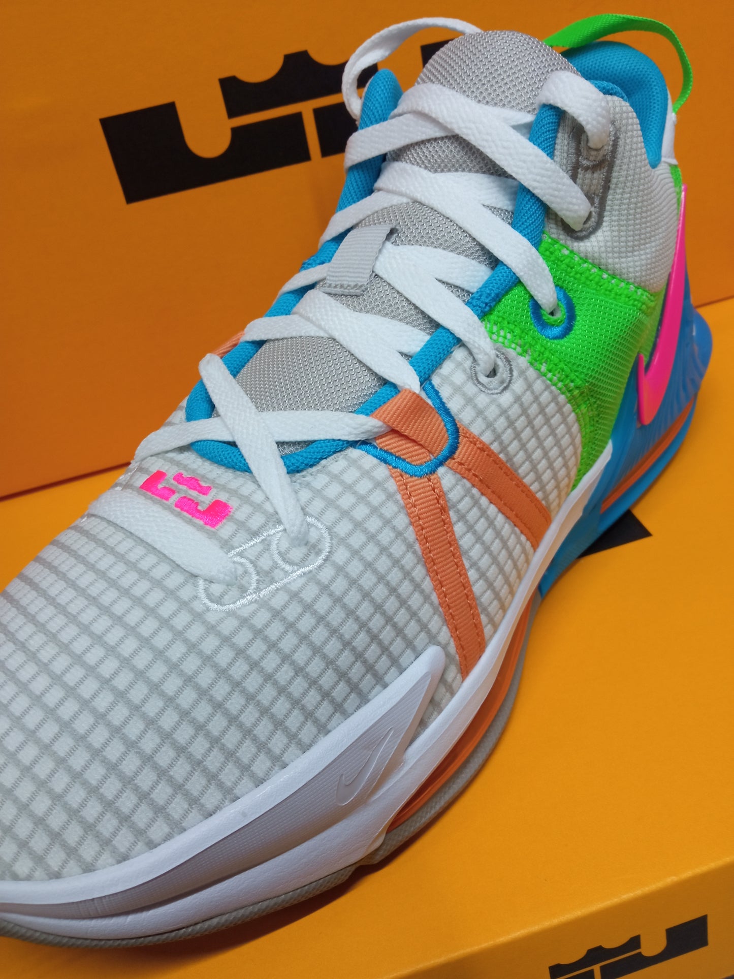 Nike LeBron Witness 7
