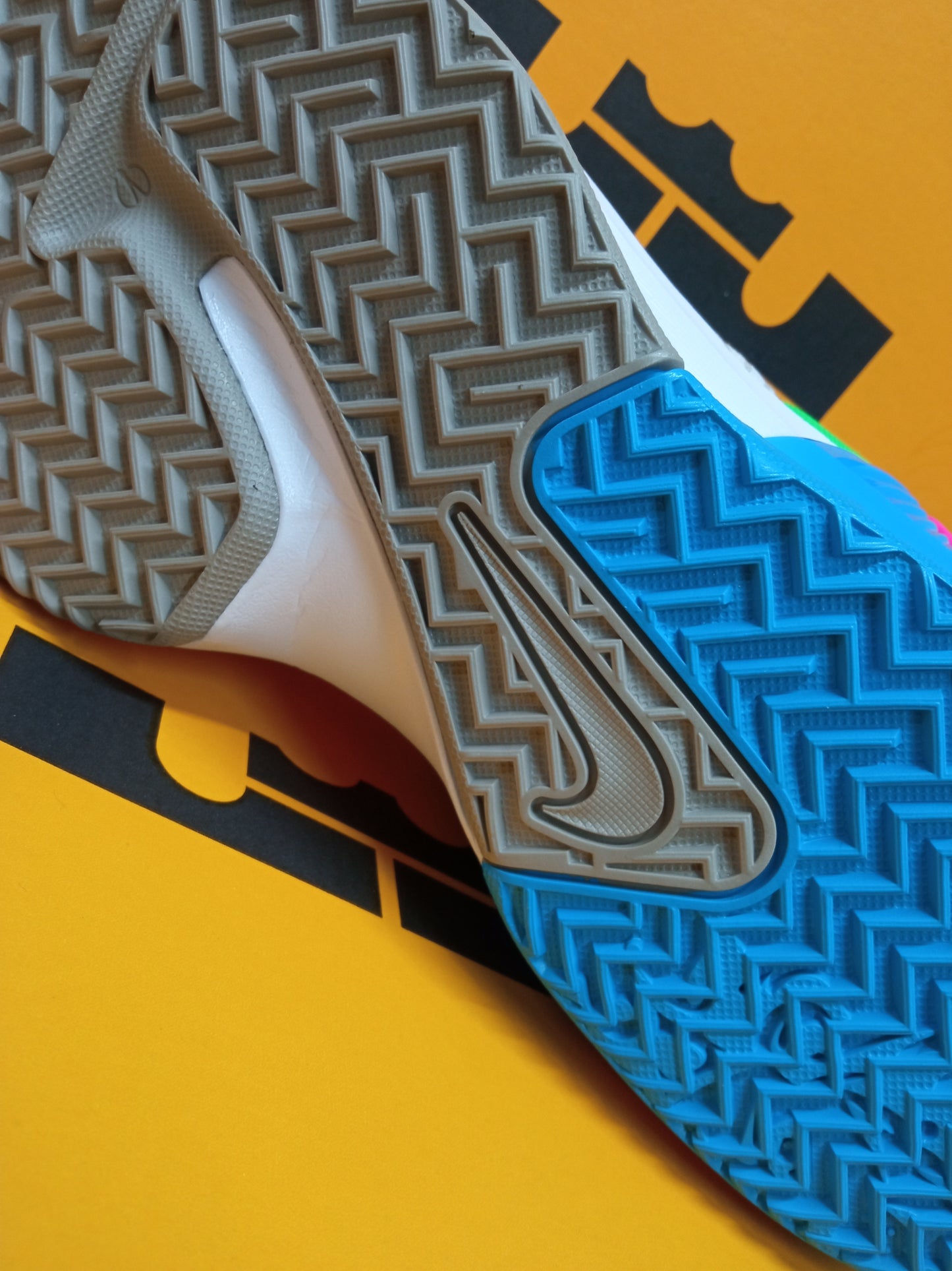 Nike LeBron Witness 7