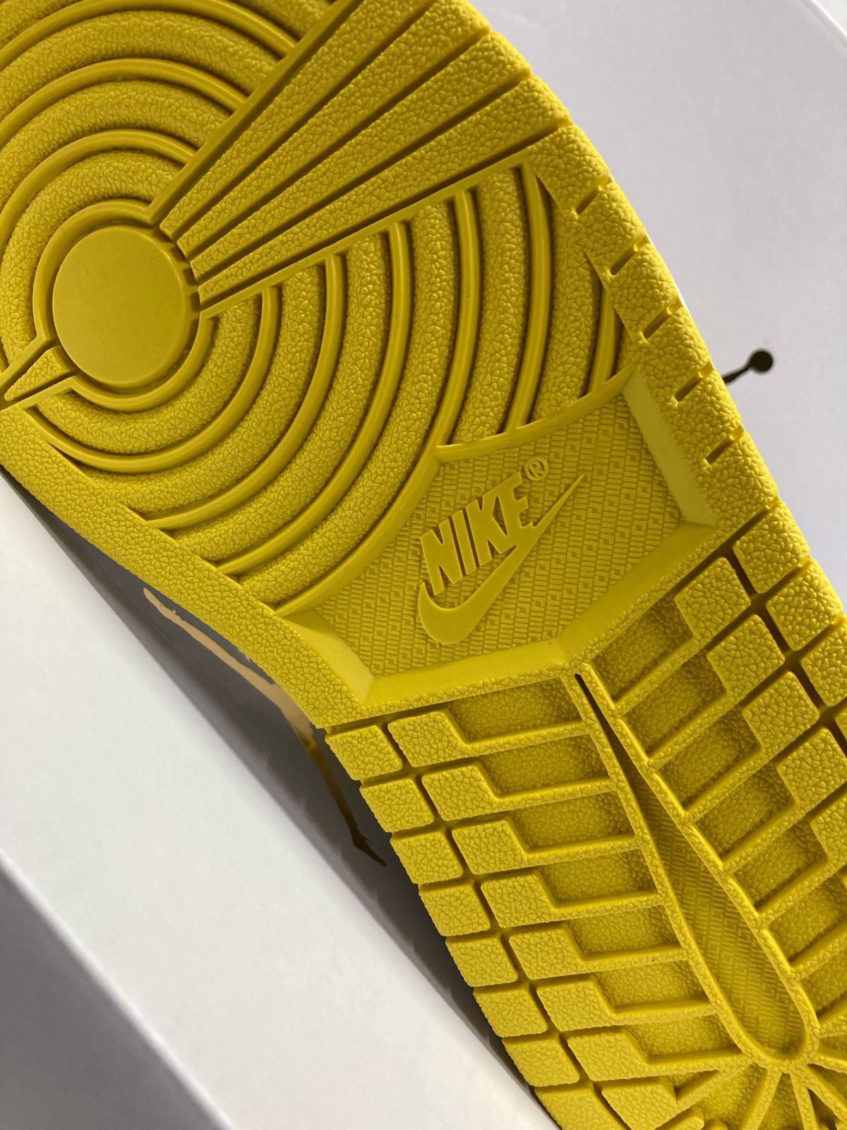Air Jordan 1 Mid Wmns 'Vivid Sulfur'