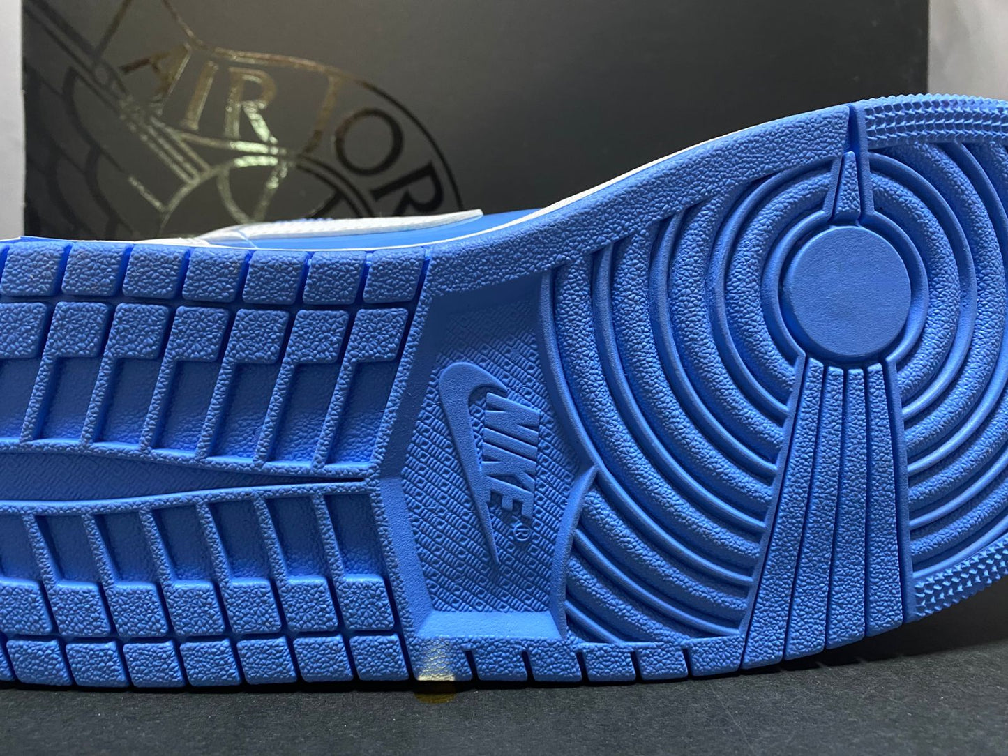 Nike Air Jordan 1 Mid 'Legend Blue'