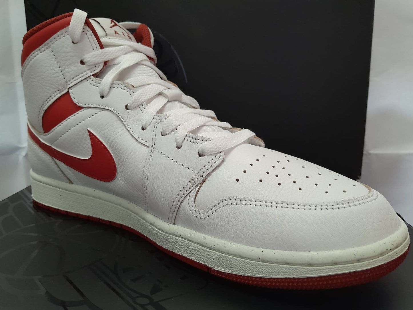 Air Jordan 1 Mid SE 'White Dune Red'