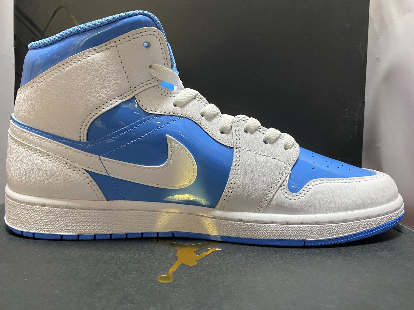 Nike Air Jordan 1 Mid 'Legend Blue'