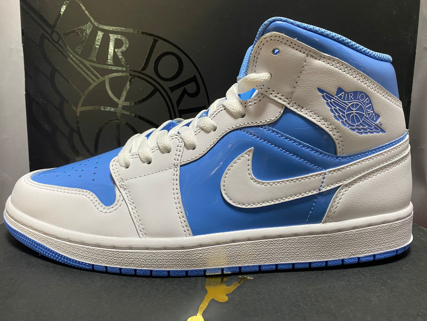 Nike Air Jordan 1 Mid 'Legend Blue'
