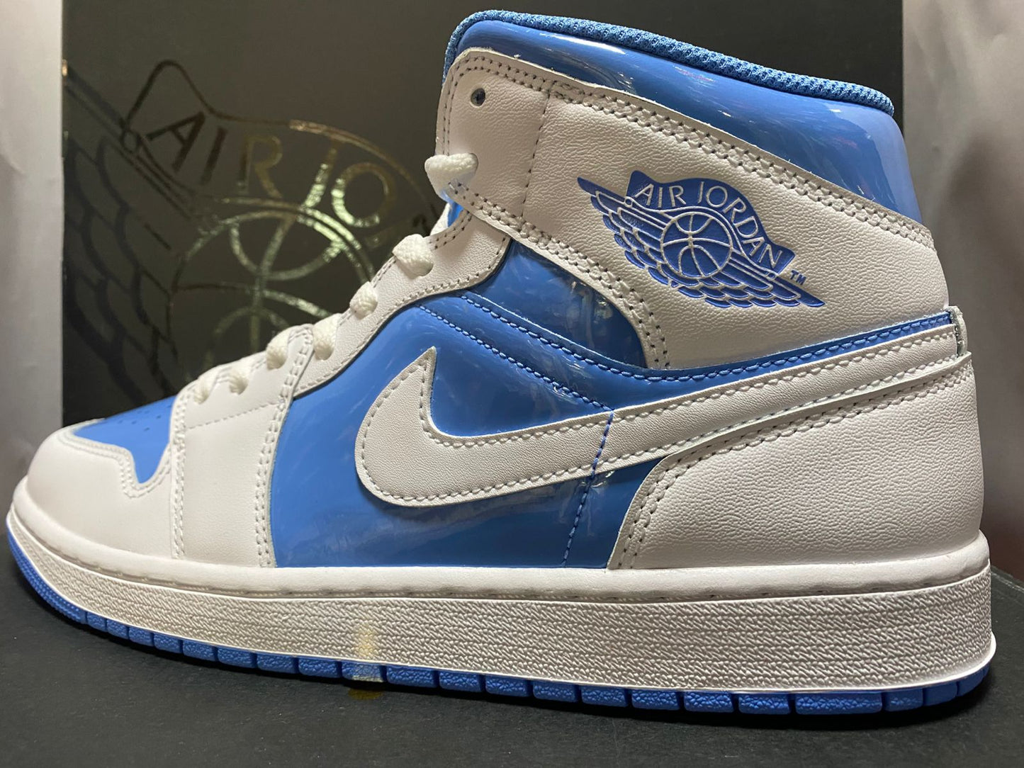 Nike Air Jordan 1 Mid 'Legend Blue'