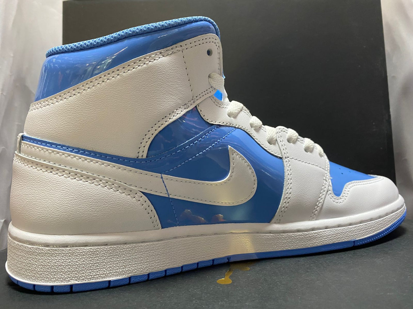 Nike Air Jordan 1 Mid 'Legend Blue'