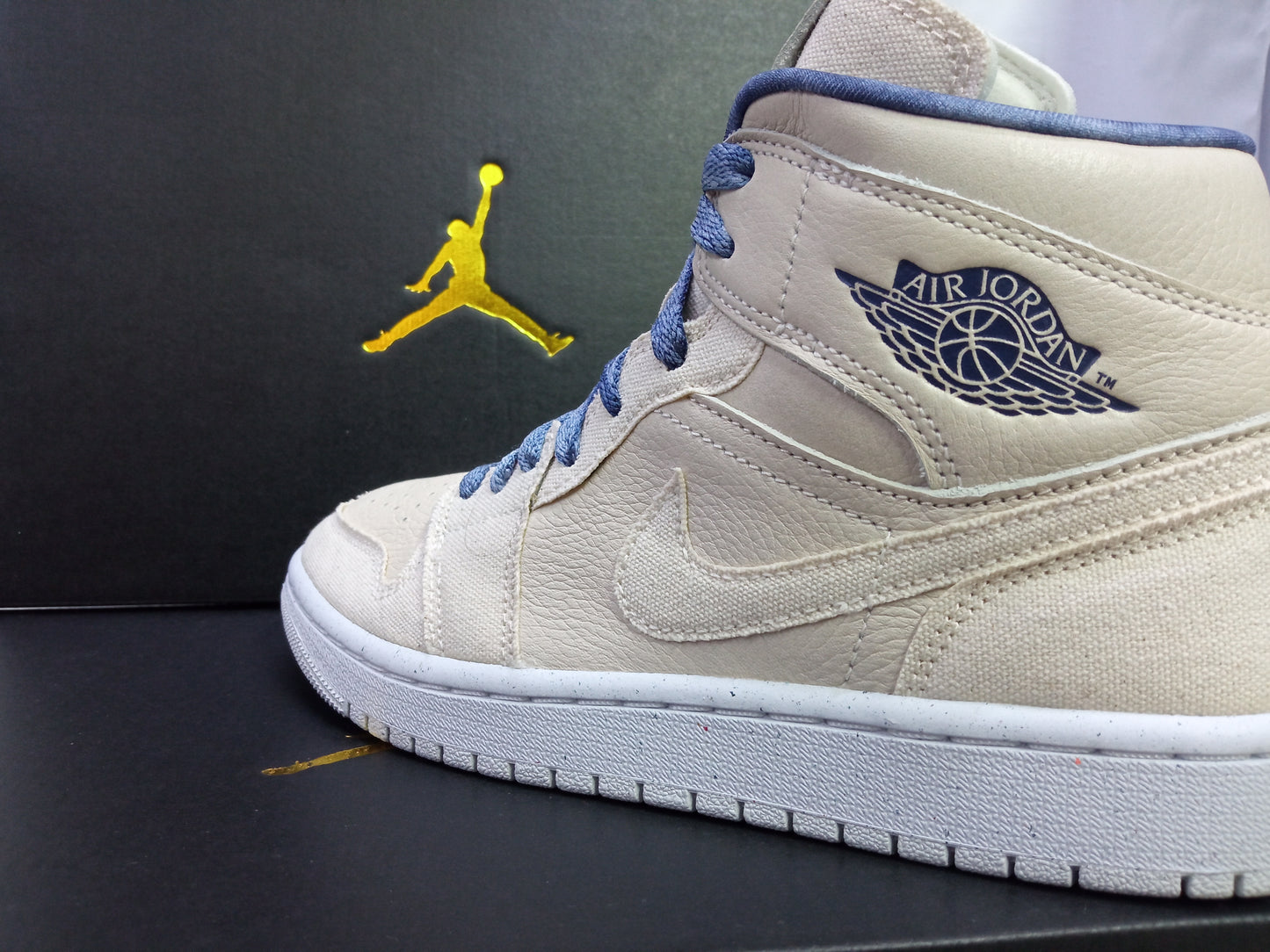 Air Jordan 1 Mid Wmns SE ''Sanddrift''