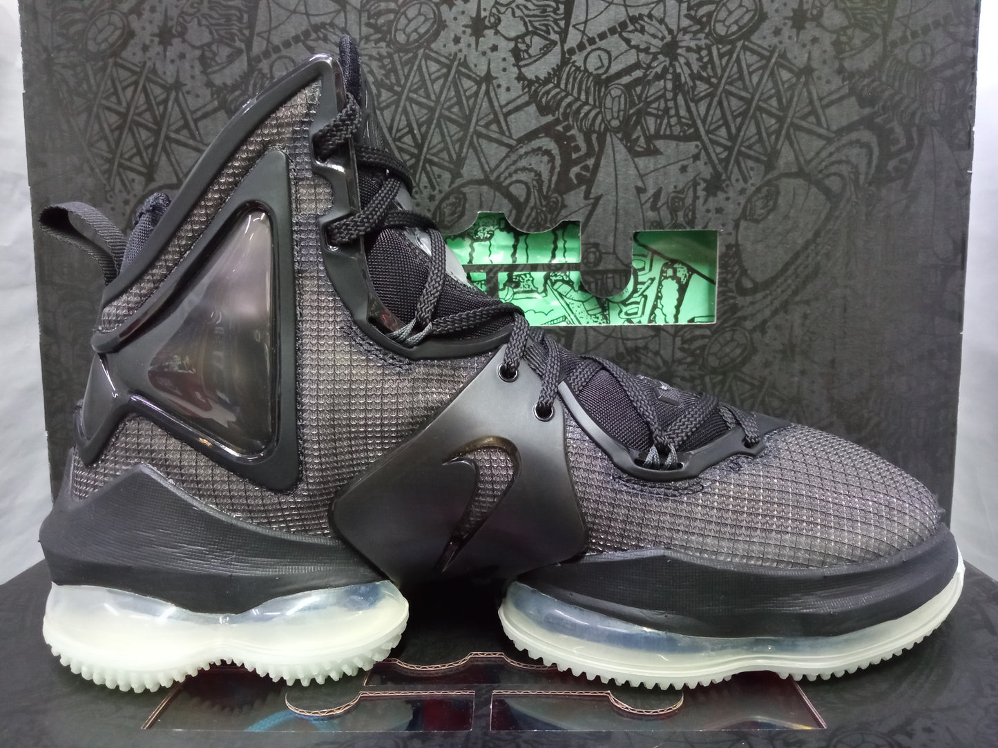 Nike LeBron 19 ''Black Green Glow''