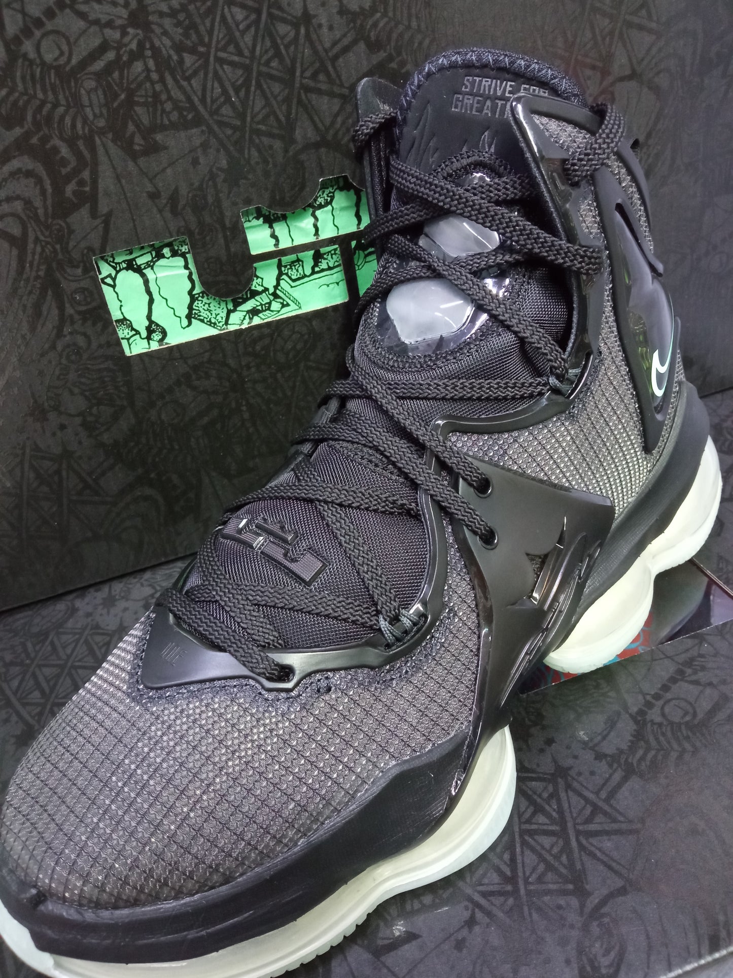 Nike LeBron 19 ''Black Green Glow''