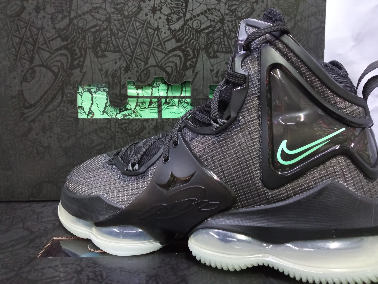 Nike LeBron 19 ''Black Green Glow''