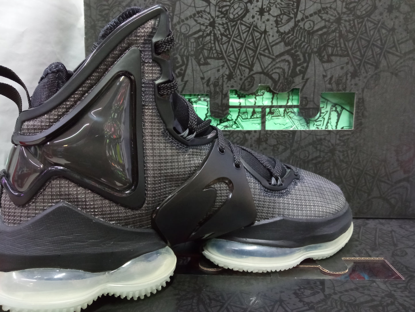 Nike LeBron 19 ''Black Green Glow''